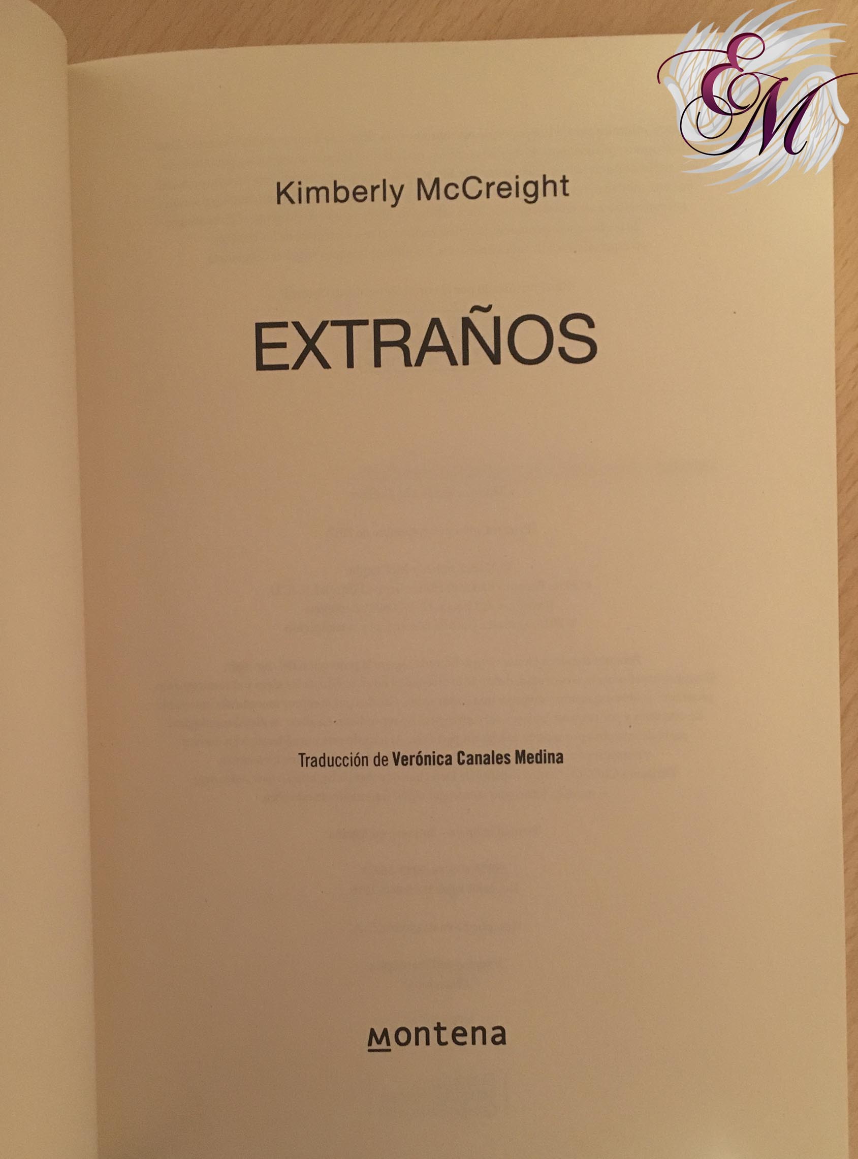 Extraños, de Kimberly Mccreigh - Reseña