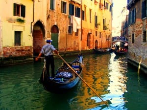 Enfre-en-el-canal-de-Venecia-Veneto-Italia